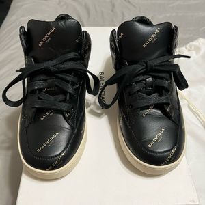 Women’s balenciaga sneaker black and gold size EU 35 size US 4.5/5